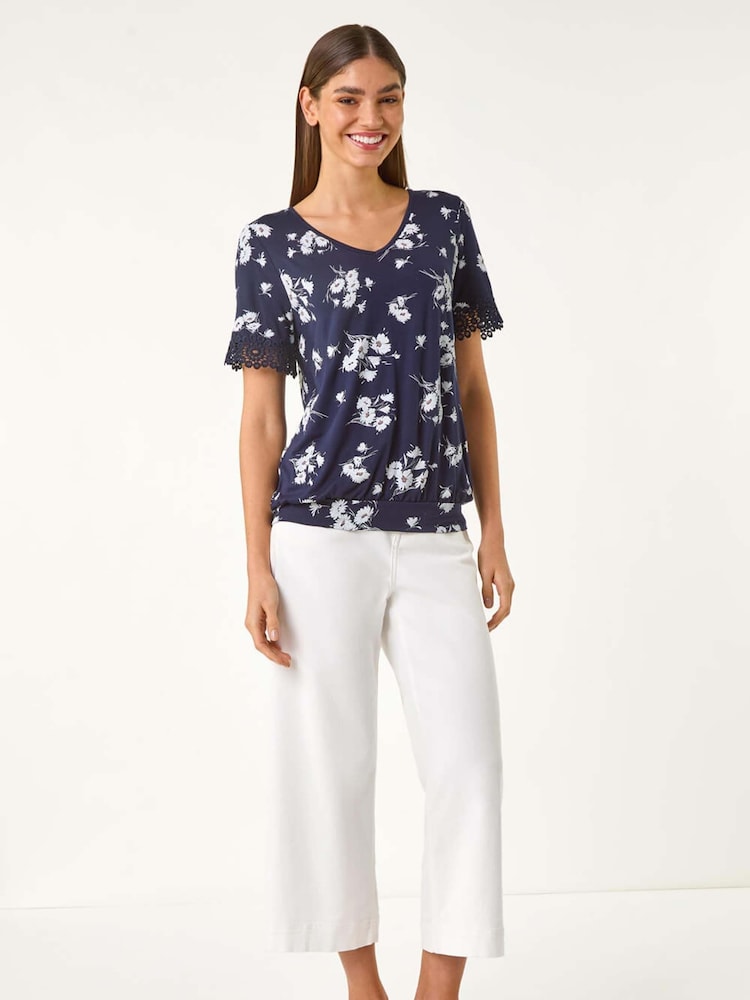 Camiseta elástica com estampa floral romana e decote em V e renda - Imagem 2 de 5