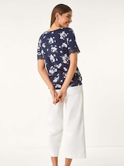 Camiseta elástica com estampa floral romana e decote em V e renda - Imagem 3 de 5