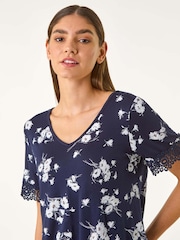 Camiseta elástica com estampa floral romana e decote em V e renda - Imagem 4 de 5