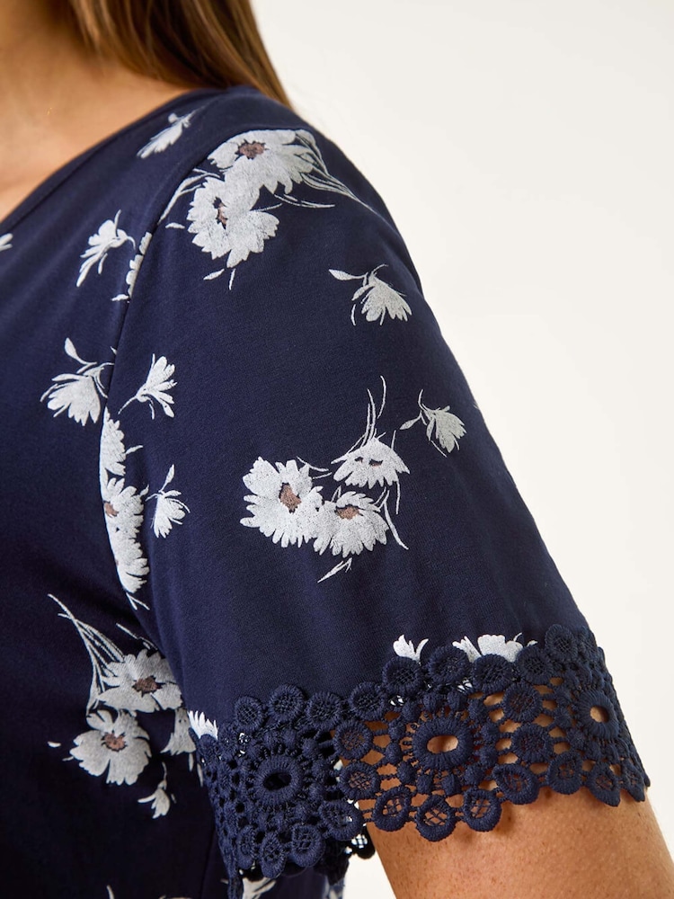 Camiseta elástica com estampa floral romana e decote em V e renda - Imagem 5 de 5
