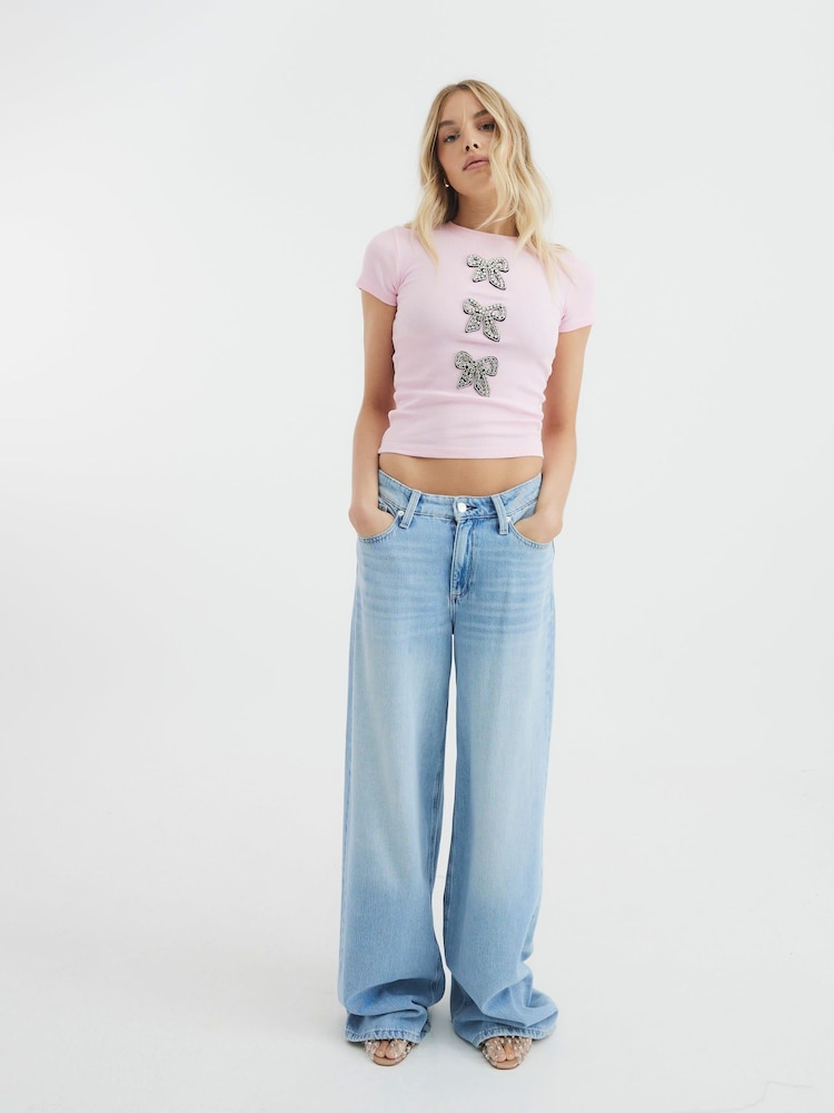 وردي - River Island Diamante Bow Ribbed T-Shirt - صورة 2 من 4 وردي - River Island Diamante Bow Ribbed T-Shirt - صورة 2 من 4