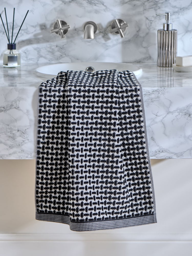 منشفة قطنية بنقشة هندسية - صورة 1 من 4 منشفة قطنية بنقشة هندسية - صورة 1 من 4