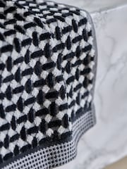 منشفة قطنية بنقشة هندسية - صورة 3 من 4