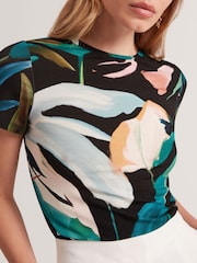 أسود - تيشرت ضيق مطبوع بأكمام قصيرة من تشكيلة Haiiley من Ted Baker - صورة 4 من 8