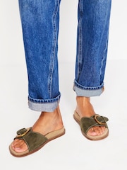 Sandalias estilo chinelas con detalle metálico de Boden - Imagen 1 de 5
