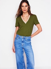 Verde - Boden Metallic Trim V-Neck T-Shirt - Imagen 1 de 5