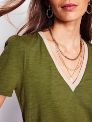 Verde - Boden Metallic Trim V-Neck T-Shirt - Imagen 2 de 5