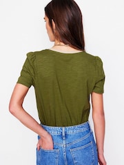 Verde - Boden Metallic Trim V-Neck T-Shirt - Imagen 3 de 5