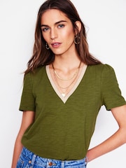 Verde - Boden Metallic Trim V-Neck T-Shirt - Imagen 4 de 5