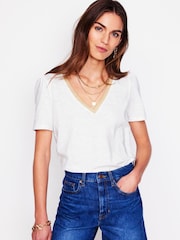 Blanco - Boden Metallic Trim V-Neck T-Shirt - Imagen 1 de 5