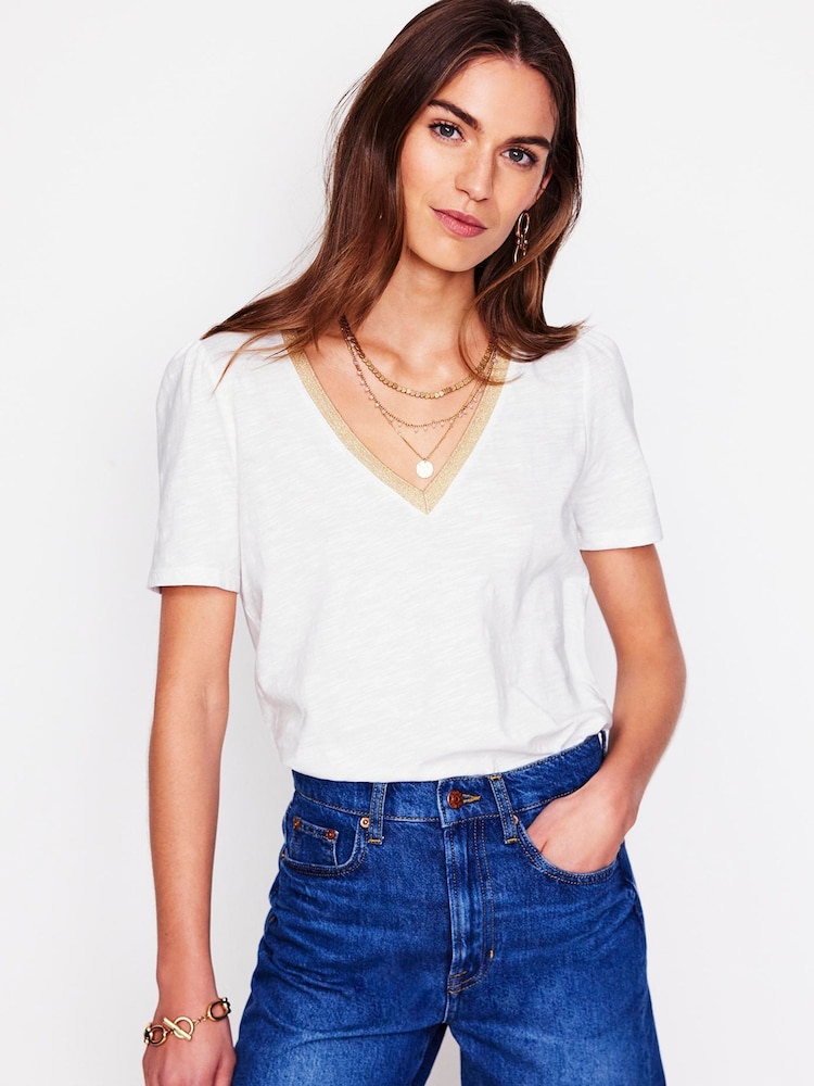 Blanco - Boden Metallic Trim V-Neck T-Shirt - Imagen 1 de 5