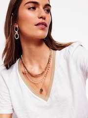 Blanco - Boden Metallic Trim V-Neck T-Shirt - Imagen 2 de 5