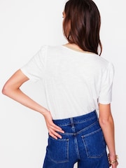 Blanco - Boden Metallic Trim V-Neck T-Shirt - Imagen 3 de 5