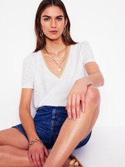 Blanco - Boden Metallic Trim V-Neck T-Shirt - Imagen 4 de 5