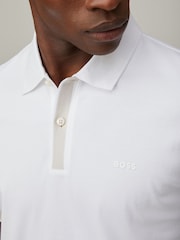 Bela - BOSS Phillipson polo majica s kontrastnim razporkom - Slika 3 iz 3