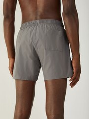 Grau - BOSS – Iconic – Badeshorts mit ikonischem Seitenstreifen - Bild 3 von 4