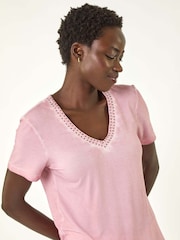 Rosa - Roman Bead Trim Detail V-Neck T-Shirt - Imagem 4 de 5