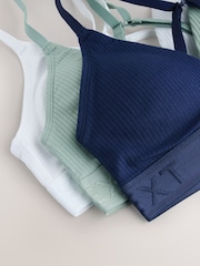 צבע לבן/ירוק/נייבי - מארז של 3 חזיות ברלט מבד ריב מסיב כותנה עם לוגו - תמונה 10 מתוך 11