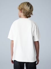 Blanco/Caduceo - Camiseta de cuello redondo con gráfico extragrande para niños de smALLSAINTS - Imagen 2 de 8