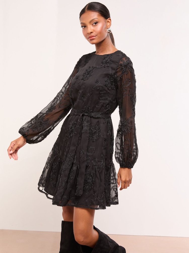 فستان قصير بأكمام طويلة بتأثير قماشي شبه شفاف وبقصّة انسيابية من Lipsy - صورة 1 من 5 فستان قصير بأكمام طويلة بتأثير قماشي شبه شفاف وبقصّة انسيابية من Lipsy - صورة 1 من 5