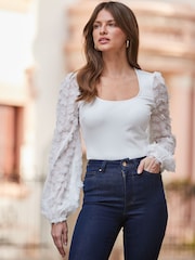 Sosandar Premium Floral Applique Sleeve Top - Imagen 1 de 5