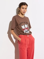 Oliver Bonas House of Cats Graphic Print 100% Cotton T-Shirt - Imagem 2 de 7