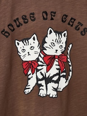 Oliver Bonas House of Cats Graphic Print 100% Cotton T-Shirt - Imagem 6 de 7