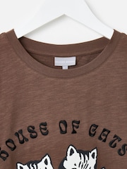 Oliver Bonas House of Cats Graphic Print 100% Cotton T-Shirt - Imagem 7 de 7