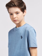 Коралловый с голубым - US Polo Assn. Футболка для мальчиков из 100% хлопка с принтом лошадей - Изображение 2 из 7