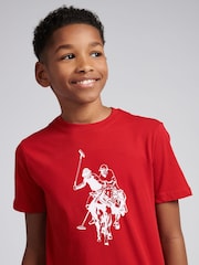أحمر - تيشرت بطبعة جرافيك بشعار خيال مزدوج من U.S. Polo Assn - صورة 5 من 7