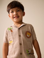 בגוון טבעי עם דוגמת ספארי - Character Revere Collar Knitted Polo Shirt (3mths-7yrs) - תמונה 1 מתוך 3