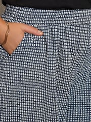 Yours Curve Black Crinkle Jersey Shorts - Image 4 of 5