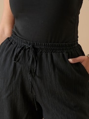 Yours Curve Black Crinkle Polyester Shorts - Image 4 of 5