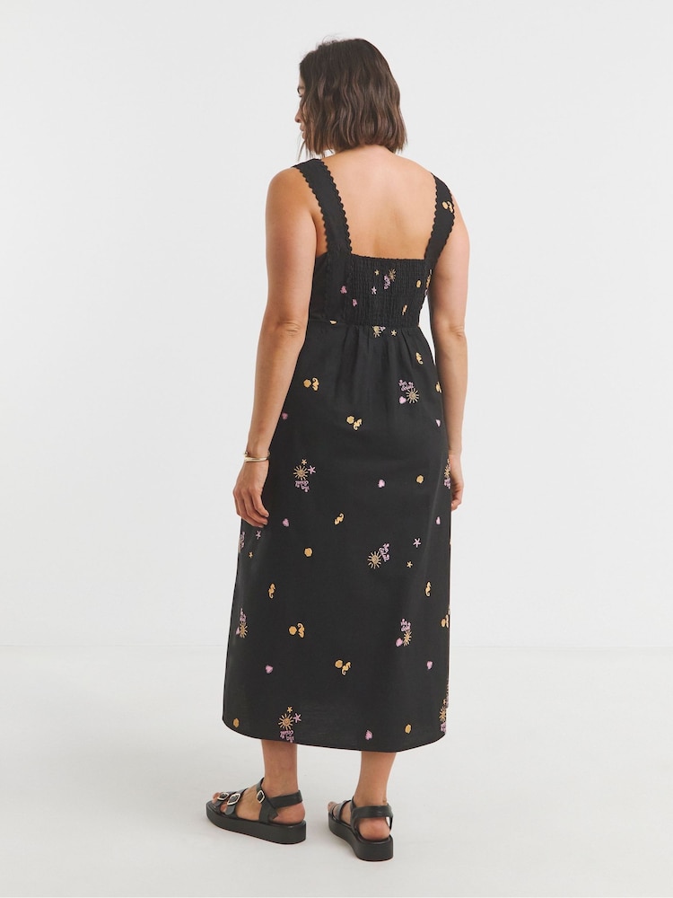 Simply Be 100% Cotton Embroidered Apron Dress With Ric Rac Detailing - Imagen 2 de 4 Simply Be 100% Cotton Embroidered Apron Dress With Ric Rac Detailing - Imagen 2 de 4