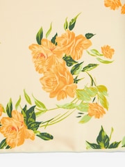 Floral amarelo - Friends Like These Satin Printed Multiway Head Scarf - Imagem 4 de 5