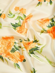 Floral amarelo - Friends Like These Satin Printed Multiway Head Scarf - Imagem 5 de 5