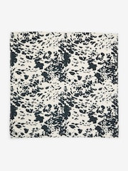 Impressão de vaca - Friends Like These Satin Printed Multiway Head Scarf - Imagem 3 de 5