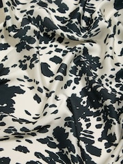 Impressão de vaca - Friends Like These Satin Printed Multiway Head Scarf - Imagem 5 de 5