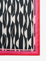 Preto/Branco - Love & Roses Satin Multiway Headscarf - Imagem 2 de 3