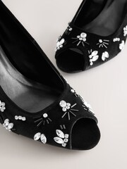 Terciopelo negro - Forever Comfort Velvet Embellished Peep Toe Heels - Imagen 7 de 9