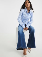 River Island Relaxed Petite High Rise Flare Jeans - Bild 2 von 3