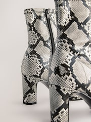 Estampa de cobra - Botas de meia com bico redondo Forever Comfort® - Imagem 3 de 5