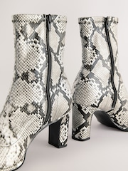 Estampa de cobra - Botas de meia com bico redondo Forever Comfort® - Imagem 4 de 5