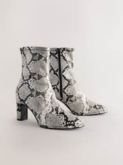 Estampado de serpiente - Forever Comfort® Round Toe Sock Boots - Imagen 7 de 10