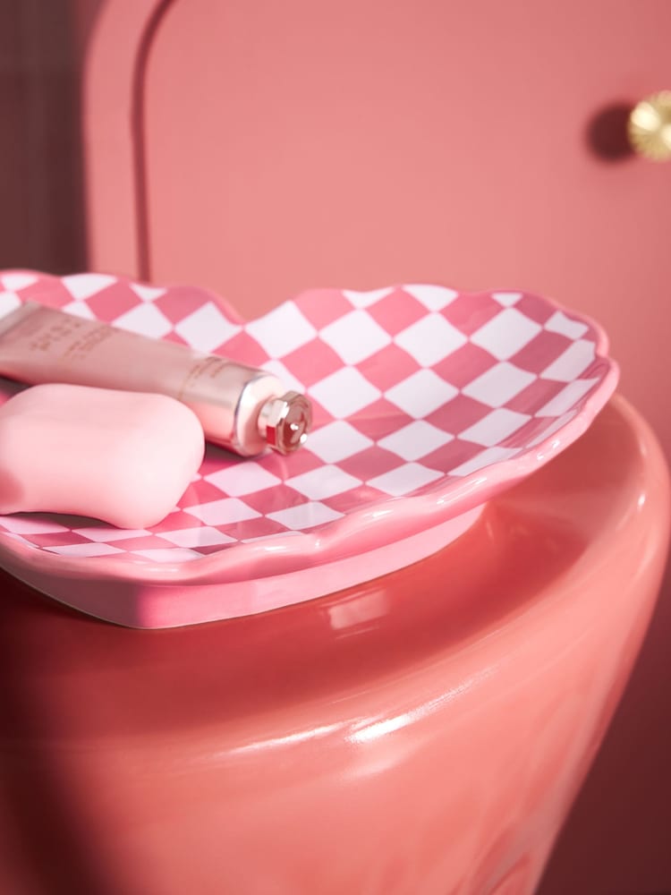 صينية تخزين بنقشة مربعات على شكل قلب - صورة 2 من 5 صينية تخزين بنقشة مربعات على شكل قلب - صورة 2 من 5