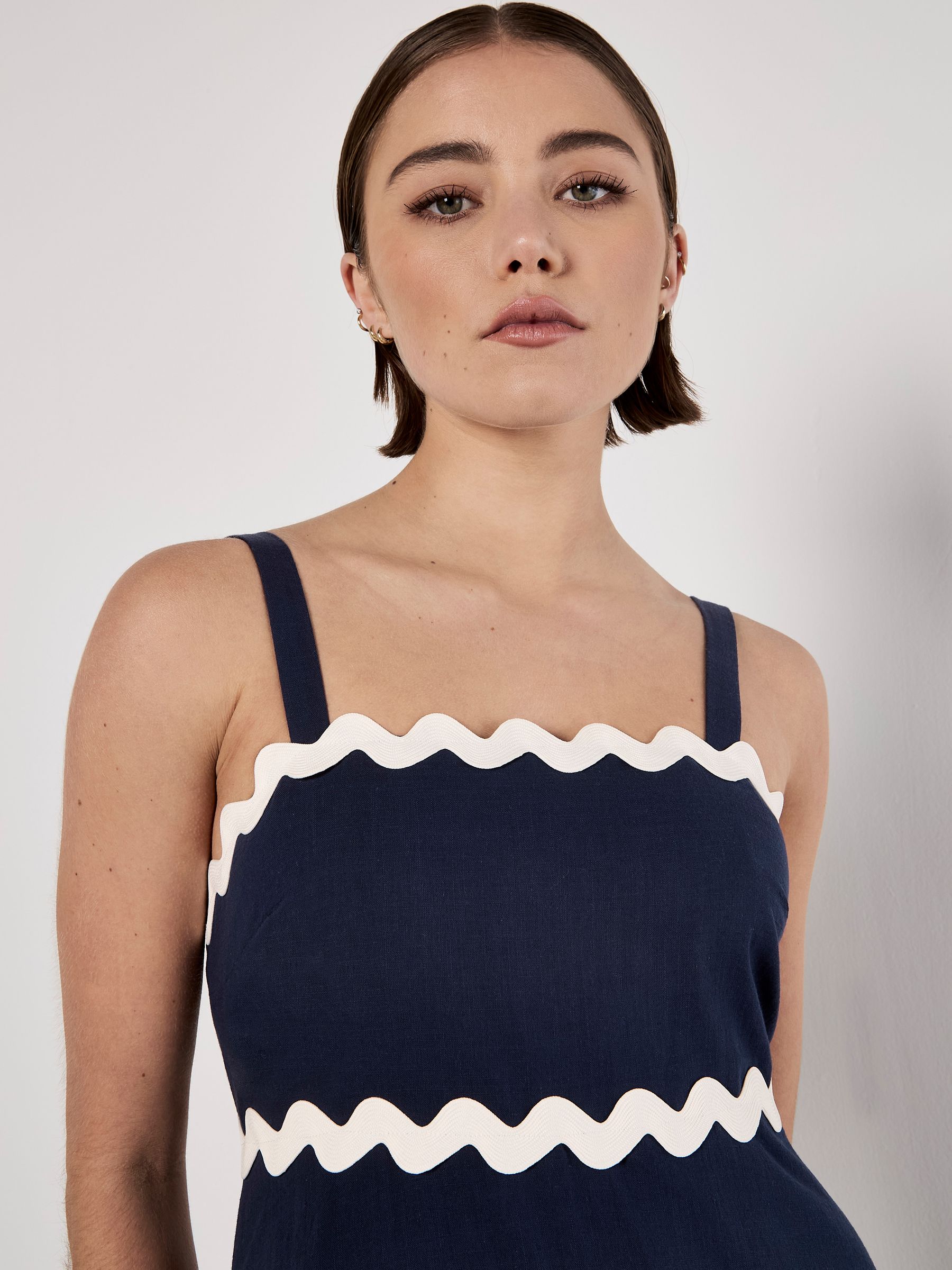 Comprar Vestido midi trapézio com acabamento em ziguezague cor