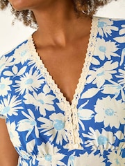 Azul - Vestido midi com estampa de margaridas romanas e acabamento em renda - Imagem 5 de 5