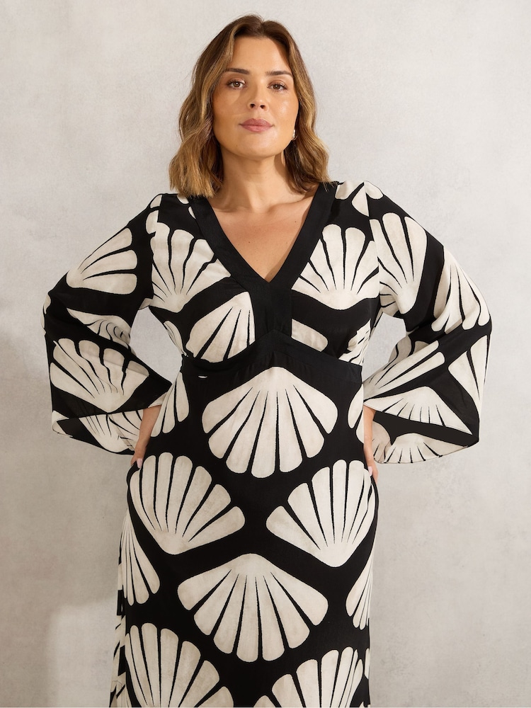 Live Unlimited Black Curve Petite Shell Print Flared Sleeve Maxi Dress - Image 3 of 3