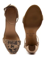 Animal - Off The Hook Mayfair Snake Print Block Heel Ankle Strap Sandals - Imagem 8 de 8