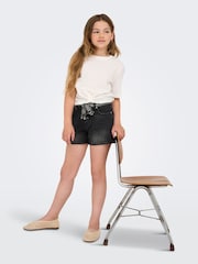 Shorts de denim negros con cinturón de ONLY KIDS - Imagen 4 de 7
